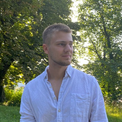 Nicolas S.